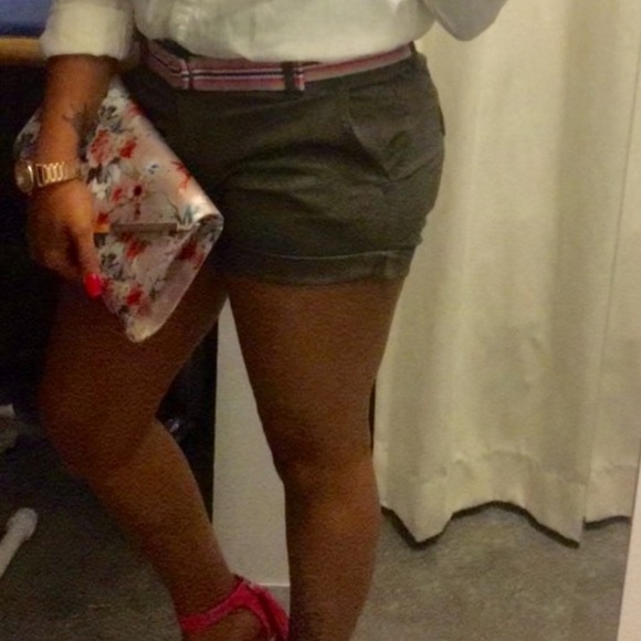 Green Khaki Shorts Sz2 - Picture 3 of 3